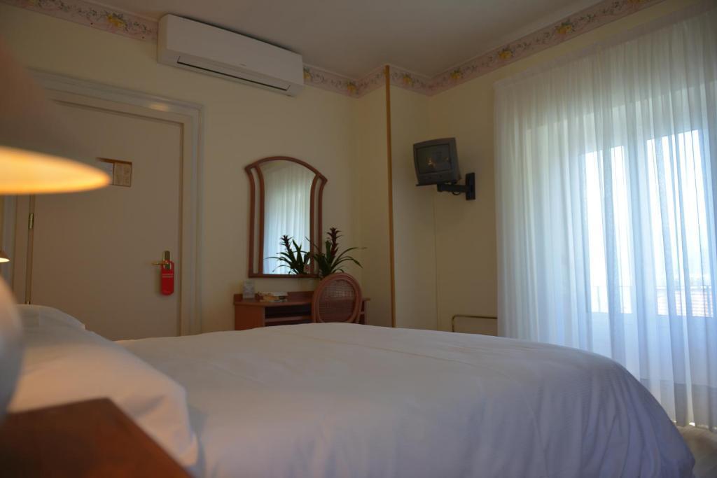 Villa Belvedere Como Lake Relais Argegno Ruang foto